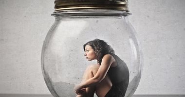 3 تصرفات لازم تركز فيها لو مرتبط بشخص انطوائى.. لا تتسرع