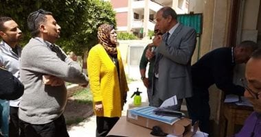 وكيل تعليم المنيا يتابع تسليم شرائح التابلت على طلاب الصف الأول الثانوى .. صور