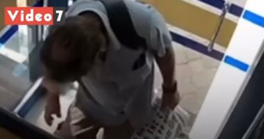 فيديو.. أمريكى يلعق الفلوس بلسانه فى كمبوديا.. والفزع يصيب المواطنين