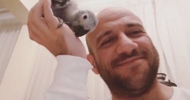 أحمد مكى يعرف جمهوره على أحدث طيوره:  "ابنى الجديد زينهم " 