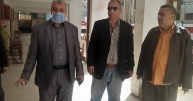 صور .. رئيس مدينة زفتى يطمئن على انتظام صرف المعاشات بالمدرسة المهنية 