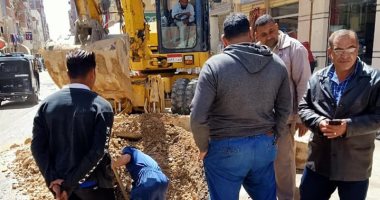 صور.. كسر ماسورة مياه وخط رئيسى بالعامرية.. والحى يتابع أعمال الإصلاح