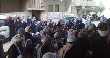 اضبط مخالفة..زحام أمام مكتب تأمينات فاقوس بالشرقية وماكينات الصرف الآلى..صور