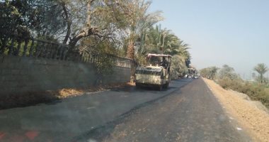 صور.. رصف طريق العتامنة - بنى شعران بمنفلوط ضمن مبادرة حياة كريمة فى أسيوط