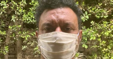 عباس أبو الحسن يدعو لتصنيع الكمامات من بواقى القماش والتبرع بها.. صور