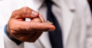 أمل جديد.. جامعة أمريكية تبتكر لقاحا لمواجهة كورونا.. قطعة أصغر من عقلة الإصبع تحتوى على 400 إبرة تساعد فى تكوين أجسام مضادة.. يثبت فاعليته فى التجارب على الفئران.. وموافقة الـFDA شارة البدء فى التجارب السريرية