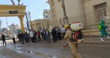 صور.. شباب مدينة فاقوس بالشرقية يعقمون الشوارع لمواجهة فيروس كورونا