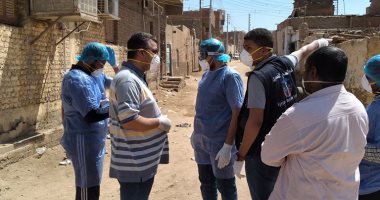 "صحة أسوان" تفحص 150 مخالطاً لـ3 مصابين بقرية الجزيرة.. صور