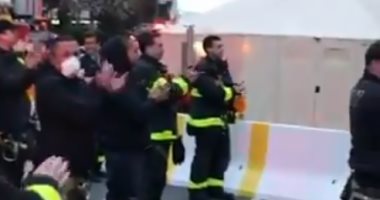رجال الإطفاء فى نيويورك يجتمعون أمام احدى المستشفيات لدعم وتحية الأطباء