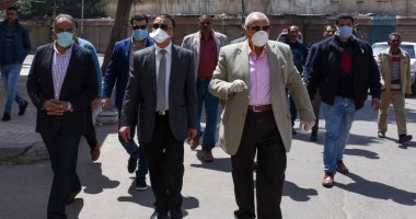 صور.. محافظ الإسكندرية للبائعين: لن نسمح بضرر أى شخص أو قطع عيش مواطن