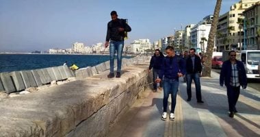 تطهير وتعقيم كورنيش الإسكندرية للوقاية من كورونا.. صور