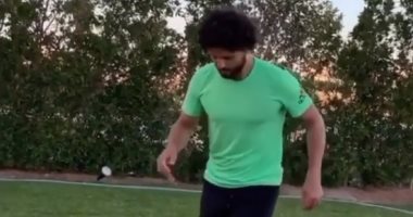 شاهد.. حسام غالى يستعرض مهاراته الكروية فى حديقة منزله