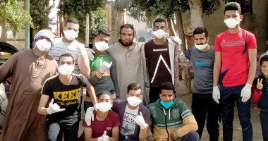 شباب قرية الشيخ مبارك بالمنيا يتطوعون لتطهير القرية وتوزيع شنط مساعدات