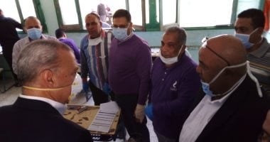 محافظ القليوبية يتابع تسليم شرائح التابلت لطلاب الصف الأول الثانوي بعد مد العمل