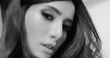 أبيض وأسود.. زينة: "من فضلكم حد يرجعنى الزمن ده.. لا دى أرضك ولا زمنك"
