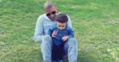 فيديو.. محمد زيدان يعلم نجله مهارات كرة القدم على تيك توك فى العزل المنزلى
