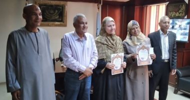 صور.. رئيس مدينة إسنا يكرم 2 من العاملات بالمجلس باحتفالية "عيد الأم"