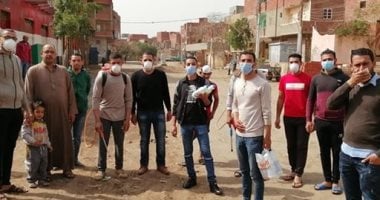 فيها حاجة حلوة.. شباب بنى سويف فى حملة لتعقيم القرى ومساعدة الأسر المحتاجة