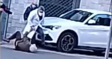 طبيب يضرب عجوزا فى إيطاليا بسبب طلب المساعدة.. فيديو