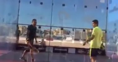 من ذكريات الاسكواش.. شاهد عمرو دياب يظهر مهارة خاصة بالملعب الزجاجى