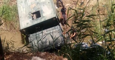 صور.. تفاصيل حادث انقلاب سيارة فى ترعة بأسوان ومصرع طفل