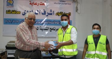توزيع أدوات تعقيم على عمال النظافة بمركز أبوتشت.. صور