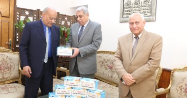 جامعات الفيوم والمنوفية يساهمون بأقنعة ومستلزمات طبيية لمواجهة كورونا