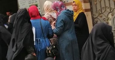 زحام شديد أمام مقرات صرف المعاشات فى العريش اليوم.. صور