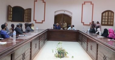 محافظ الوادى الجديد يلتقي ممثلي الجمعيات الجادة بالداخلة لدعم الأسر الأكثر فقرا