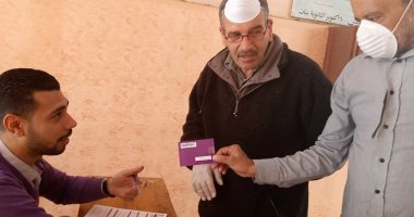 تسليم شريحة تابلت لطالب ثانوى ببورسعيد بعمارات العزل المنزلى لأداء الإمتحان