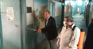 وكيل تعليم المنيا يساعد عامل فى تعقيم مكاتب المديرية ..صور