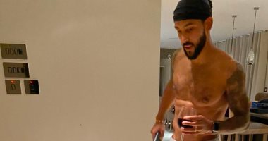 بيسلى نفسه.. نجم إيفرتون يستغل الحجر الصحى فى تنظيف منزله