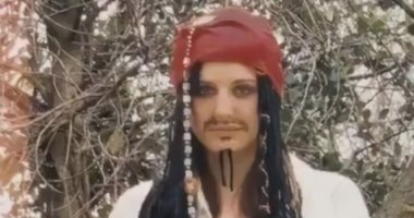 "تحدى الخزانة".. فتاتان تتحديان العزل المنزلى وتقلدان شخصيات سينمائية شهيرة