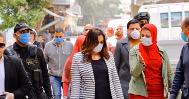 محافظ دمياط تتابع عمليات الرصف فى منطقة الخضرى بالأعصر.. صور