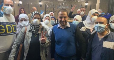 أطباء مستشفى العزل بقها يحتفلون بشفاء 3 حالات من فيروس كورونا