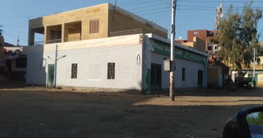 هدوء يخيم على قرى العزل بالمنيا.. وتوزيع مواد غذائية على الأسر الأكثر احتياجا