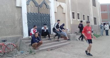 اضبط مخالفة.. شباب يكسرون حظر التجول بمباراة كرة قدم بمركز شباب دملو بالقليوبية