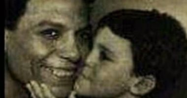 محمد إمام فى صورة نادرة مع والده الزعيم: "أول مرة أشوفها.. جبتوها منين"