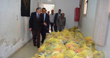 صور.. محافظ المنيا: تجهيز المساعدات العينية لتوزيعها علي القرى الأكثر احتياجا