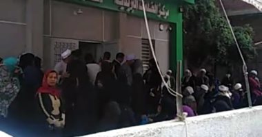 قارئ يرصد تكدس المواطنين أمام مكتب بريد دندرة بقنا