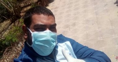 بالكمامة والجوانتى.. "بلال" من الاسماعيلية يشارك فى مبادرة "احمى نفسك"