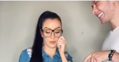 ابنة رضوى الشربينى "تكسر الفازة" فى فيديو جديد لهما عبر تيك توك