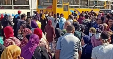 اضبط مخالفة .. زحام عمال المصانع بالإسماعيلية رغم التحذيرات من كورونا.. صور