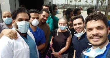 الطاقم الطبى للحجر الصحى بالإسماعيلية يحتفل بخروج 9 متعافين جدد من كورونا.. صور