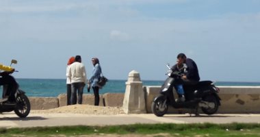 فيديو وصور.. كورنيش الإسكندرية لا يعرف كورونا.. تجمعات للتنزه رغم التحذيرات