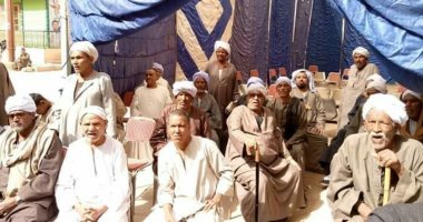 خوفا من كورونا.. أهالى إسنا بالأقصر ينظمون صرف المعاشات وتطهير مكتب البريد