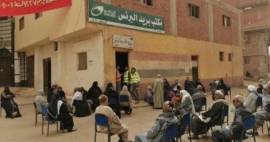 أهالى مركز ههيا بالشرقية ينظمون صرف المعاشات بمكتب بريد البرنس