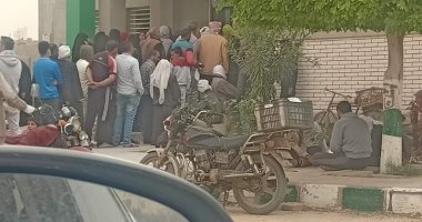 زحام شديد أمام مكتب بريد الصالحية الجديد بالشرقية أثناء صرف المعاشات 