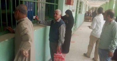 رئيس مركز أبوكبير يتابع انتظام صرف المعاشات لليوم الثانى بالمرحلة الثانية 