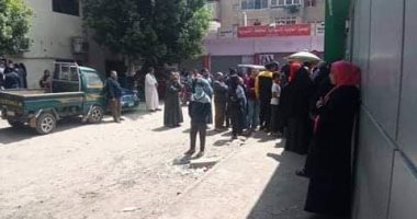 اضبط مخالفة.. ازدحام أمام سنترال شبرا الخيمة رغم التحذيرات من انتشار كورونا